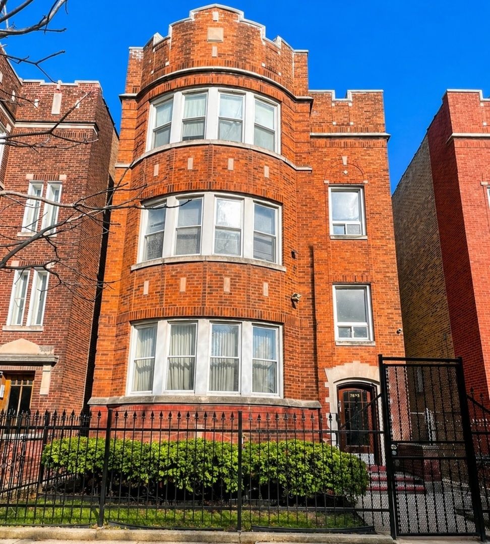 7823 S Cornell Avenue — Chicago, IL 60649