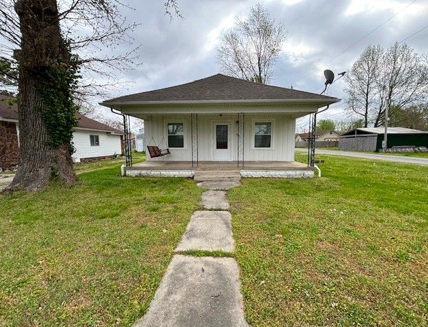 604 N Bush Avenue — Hurst, IL 62949