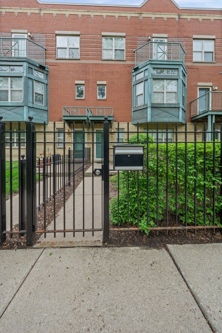 4534 Woodlawn Avenue, Chicago, IL 60653