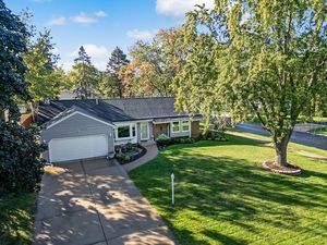 332 El Paso Lane — Carol Stream, IL 60188