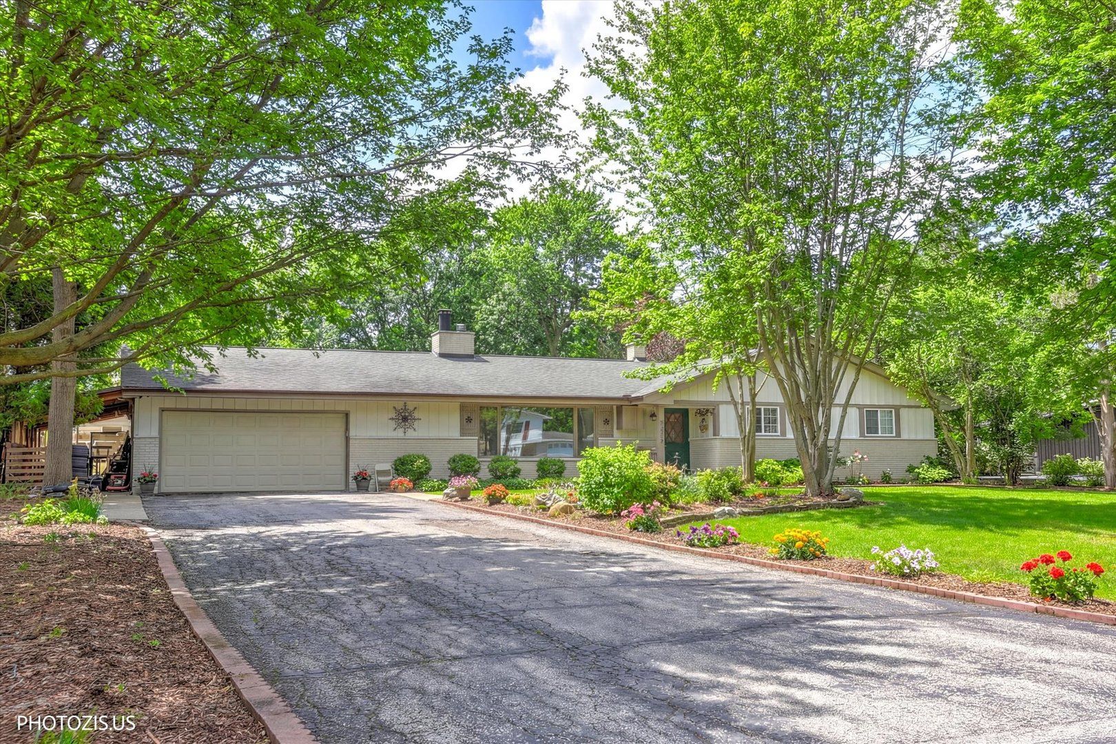 6405 Walkup Lane — Crystal Lake, IL 60014