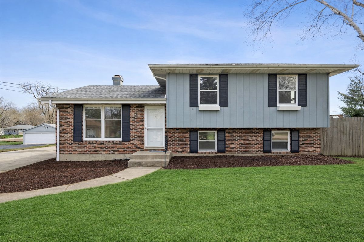 2504 Boulevard View Avenue, Waukegan, IL 60087
