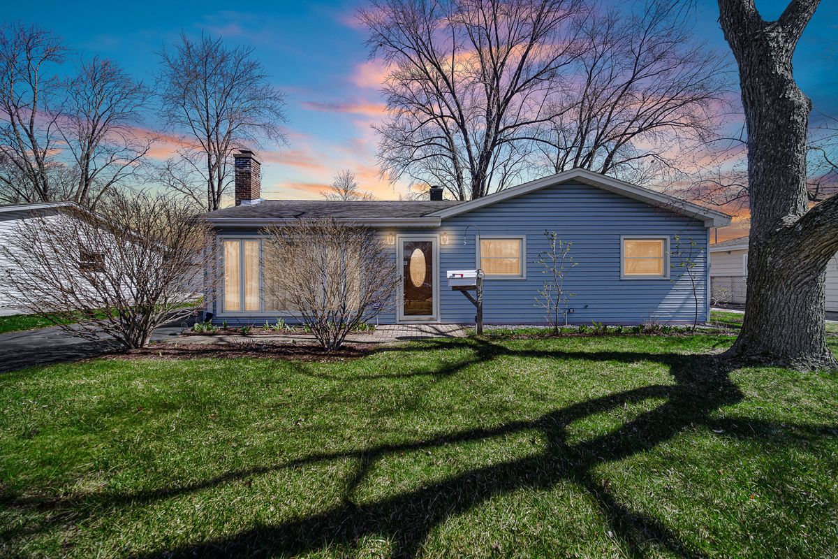 327 Pershing Avenue, Mundelein, IL 60060