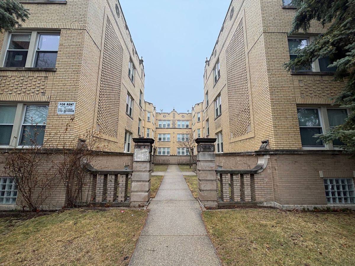 2216 Thome Avenue, Chicago, IL 60659