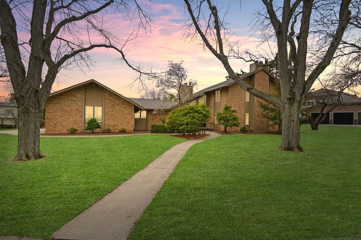 37 Pendleton Way, Bloomington, IL 61704