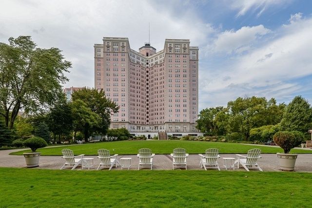 5555 N SHERIDAN Road #1811 — Chicago, IL 60640