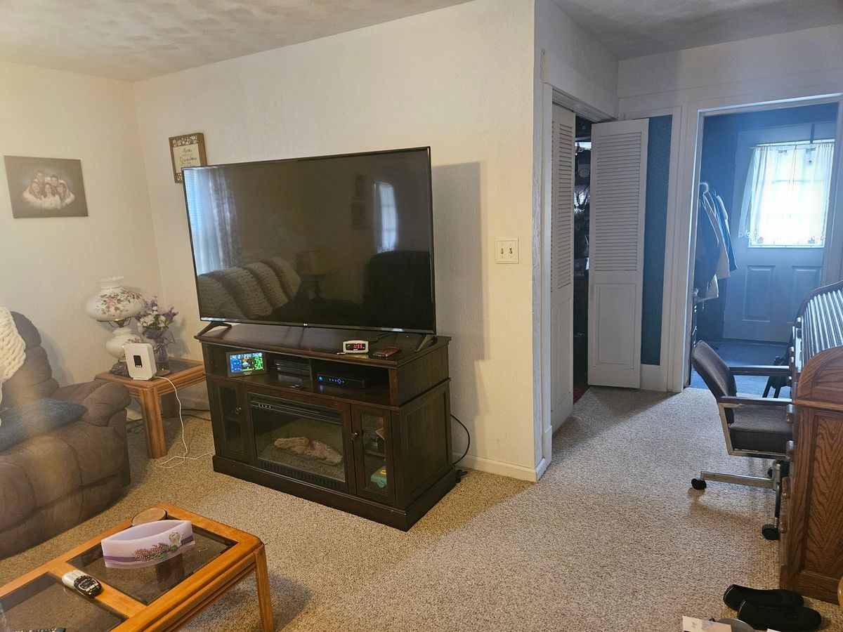 906 Barham Avenue N, Johnston City, IL 62951