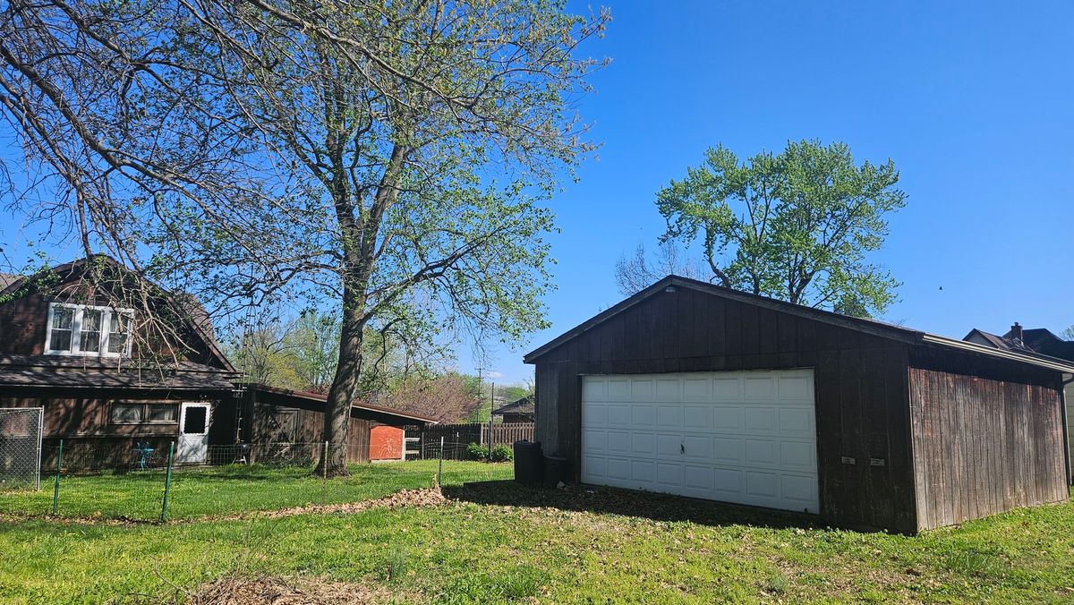 906 Barham Avenue N, Johnston City, IL 62951