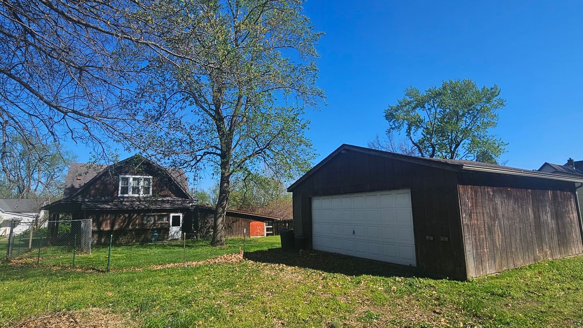 906 Barham Avenue N, Johnston City, IL 62951