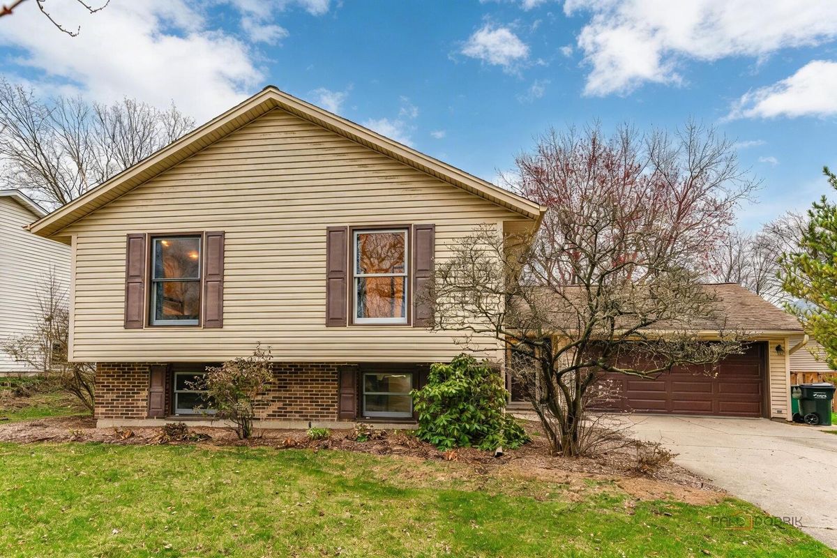 125 Deerpath Drive, Vernon Hills, IL 60061