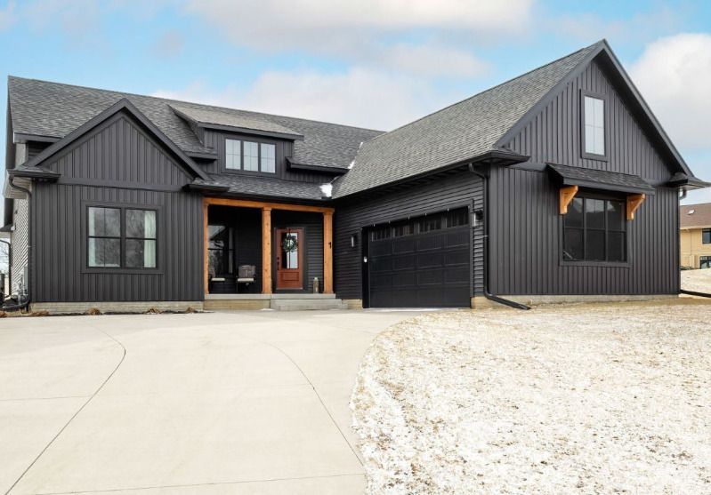 1 Country Club Court, Le Claire, IA 52753