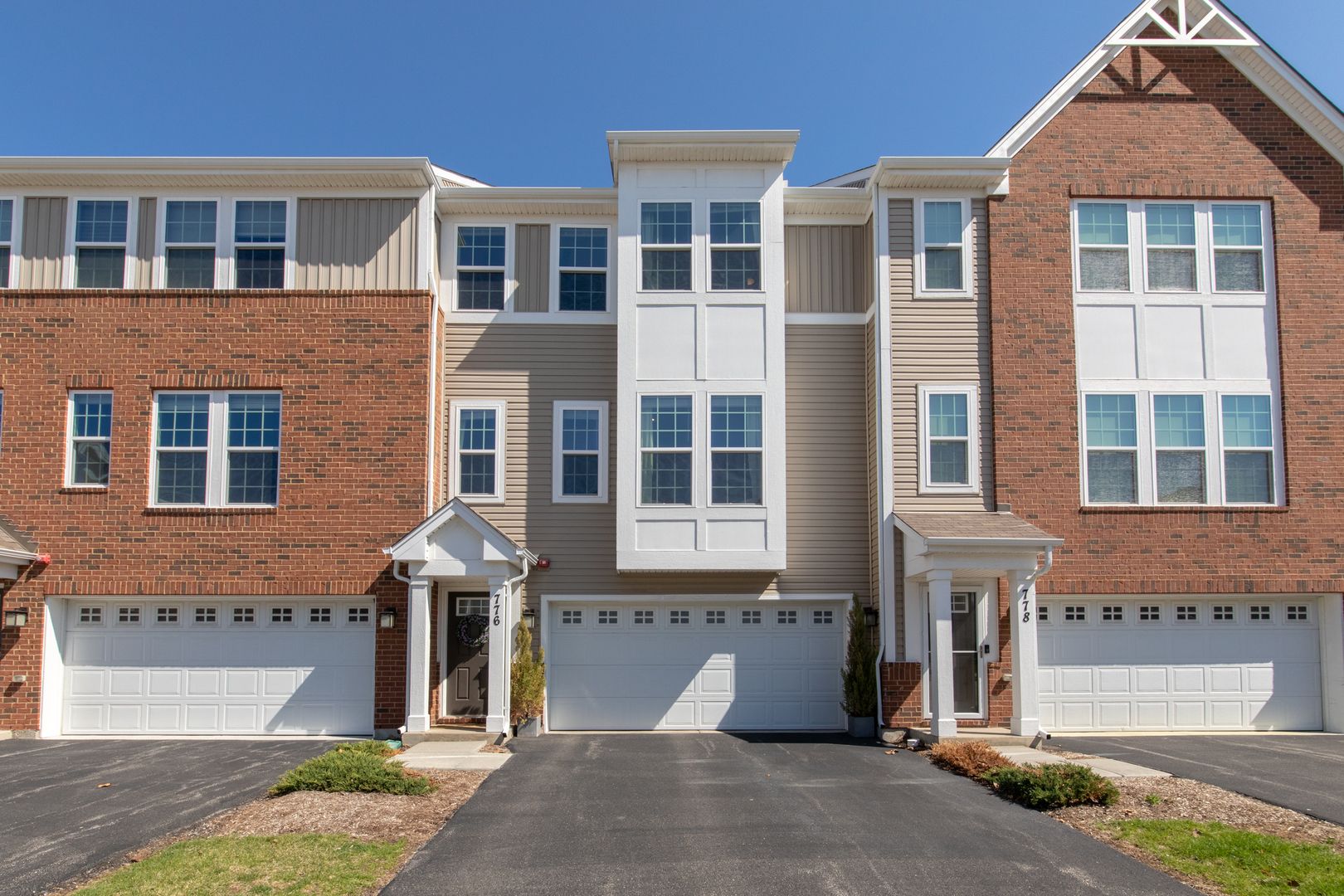 776 Rockwell Lane — Des Plaines, IL 60016