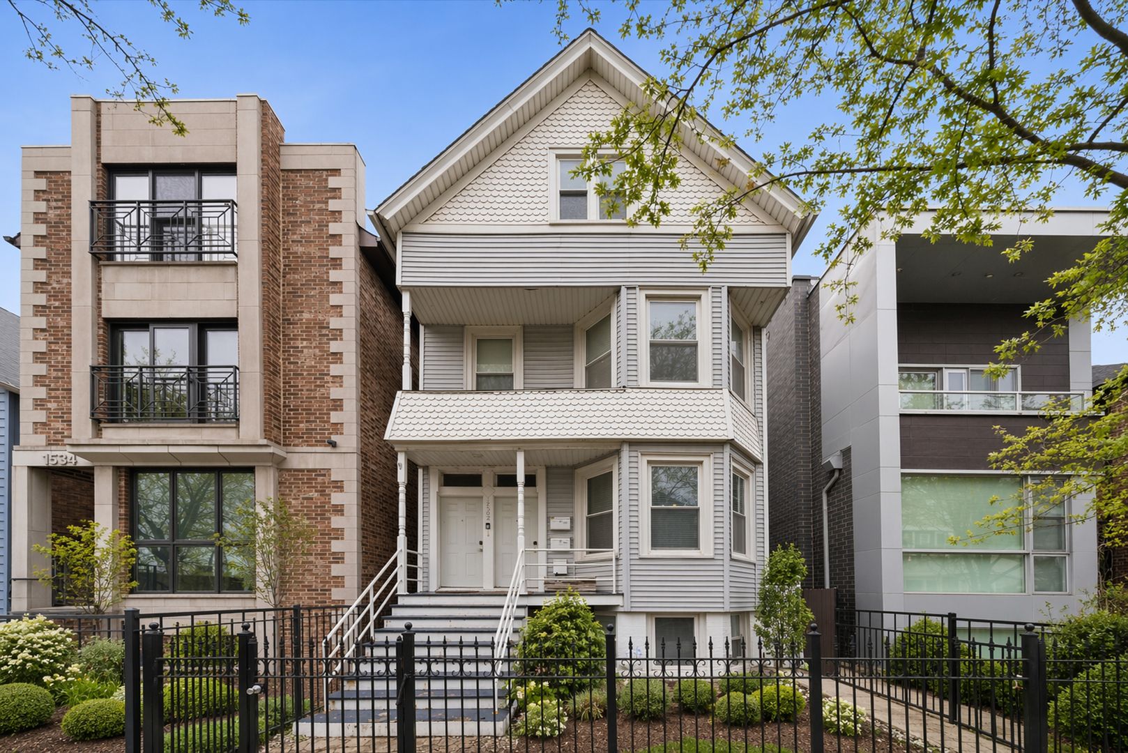 1532 W Oakdale Avenue — Chicago, IL 60657