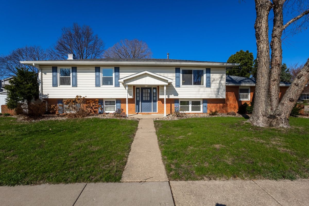 3960 N Tam-O-Shanter Drive, Bettendorf, IA 52722