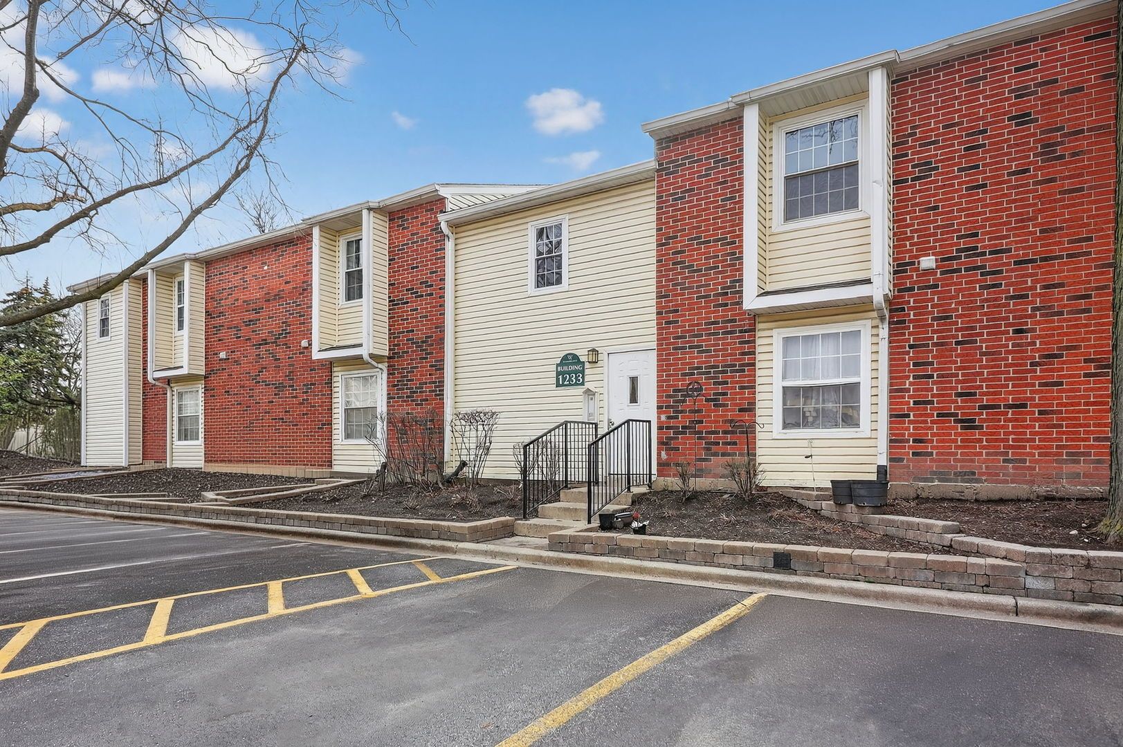 1233 Wyndham Court #204 — Palatine, IL 60074