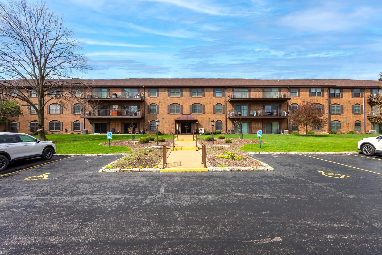 1360 Kimberly Ridge Road #209 — Bettendorf, IA 52722