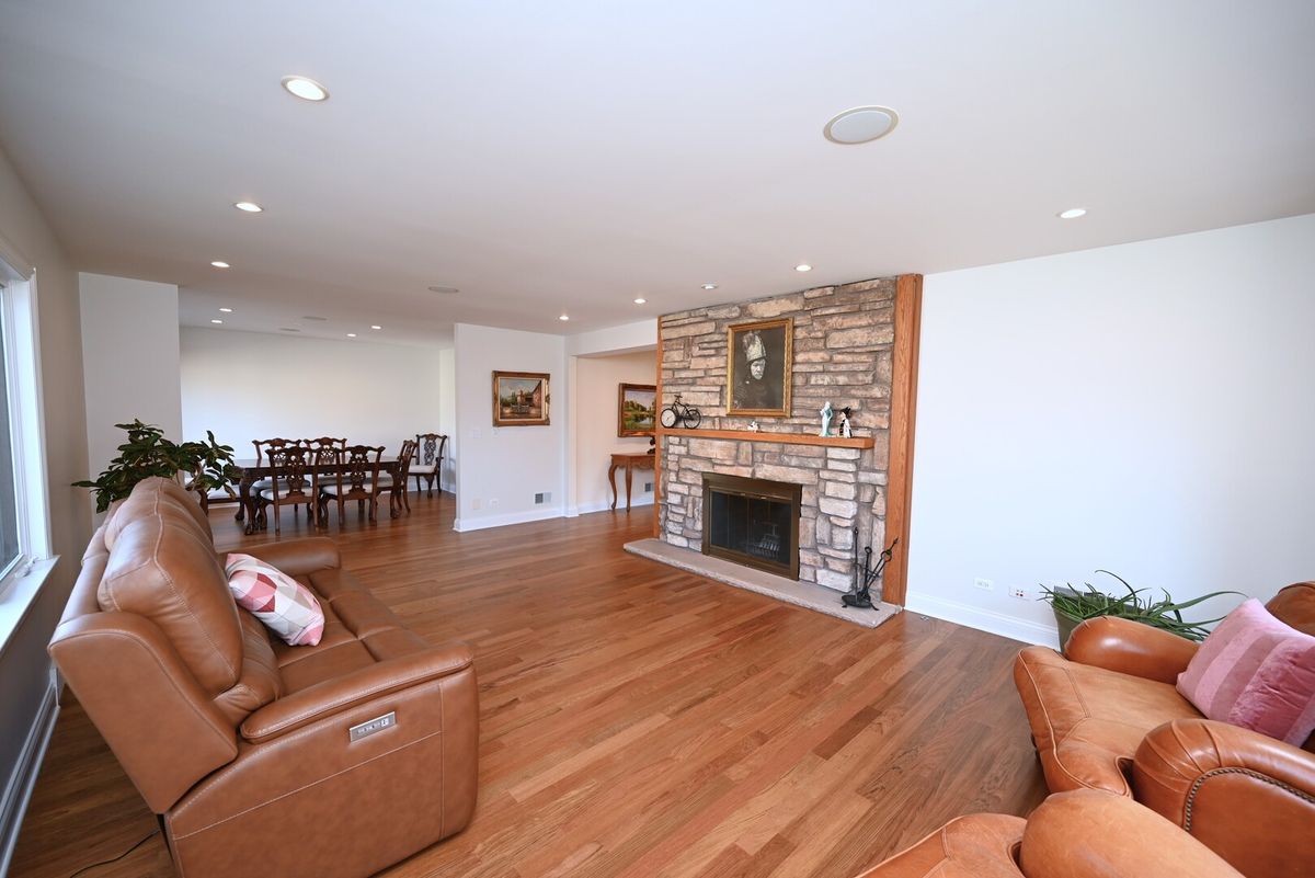 175 LAGOON Drive, Northfield, IL 60093