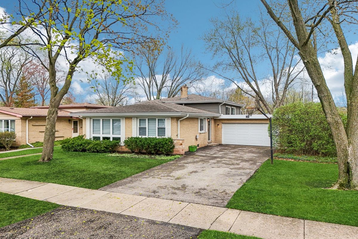 1407 Highland Avenue, Arlington Heights, IL 60004