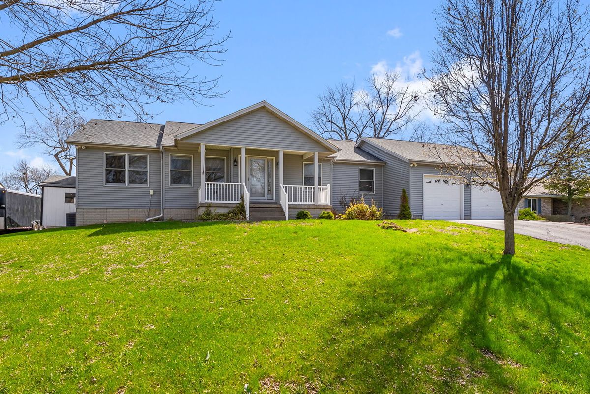 3455 Harbor Drive, Bettendorf, IA 52722
