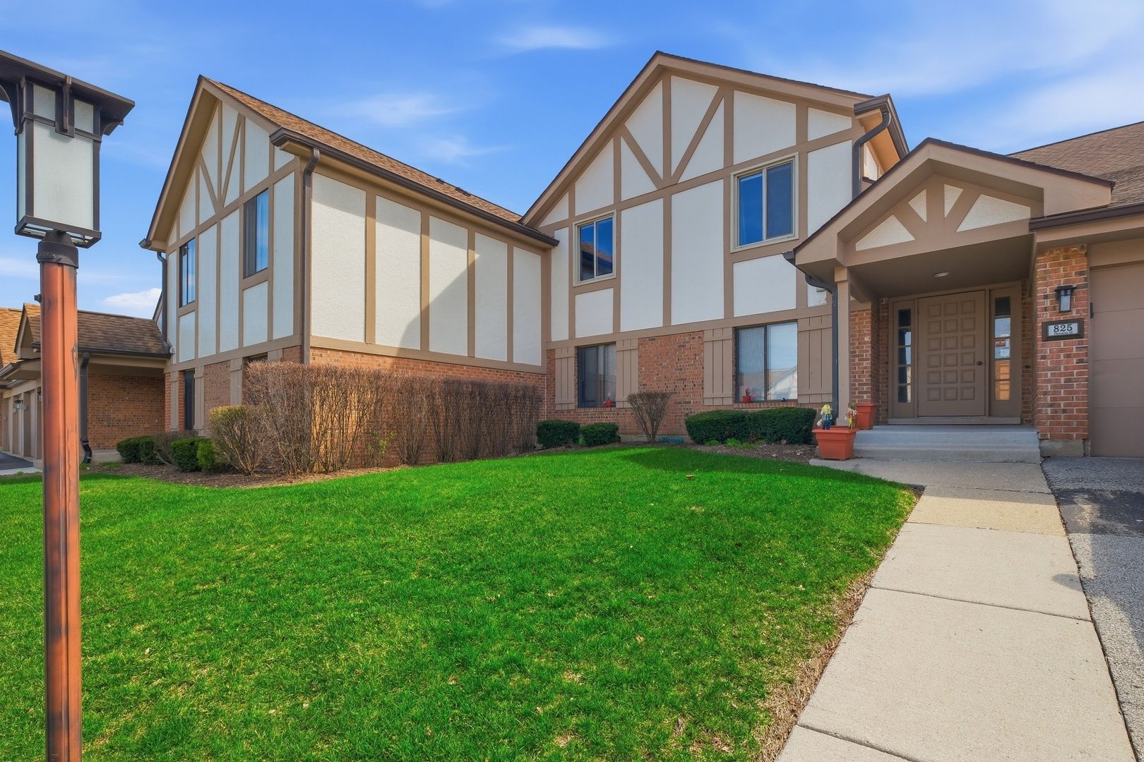 825 Thornton Court #2A — Schaumburg, IL 60193