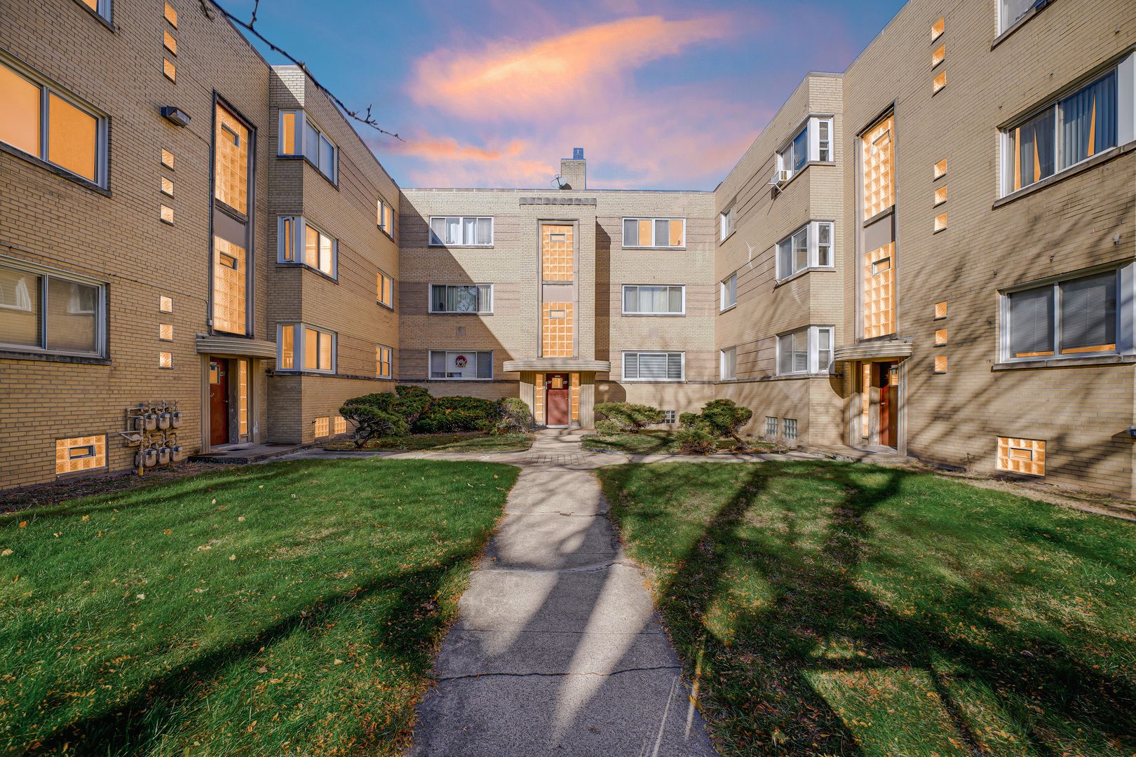 2046 E 72nd Place #2w — Chicago, IL 60649