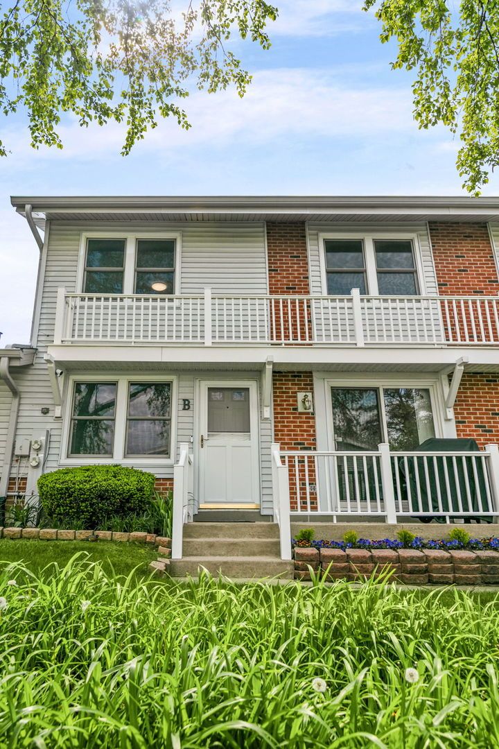 321 FAIRCHILD Court, Bloomingdale, IL 60108