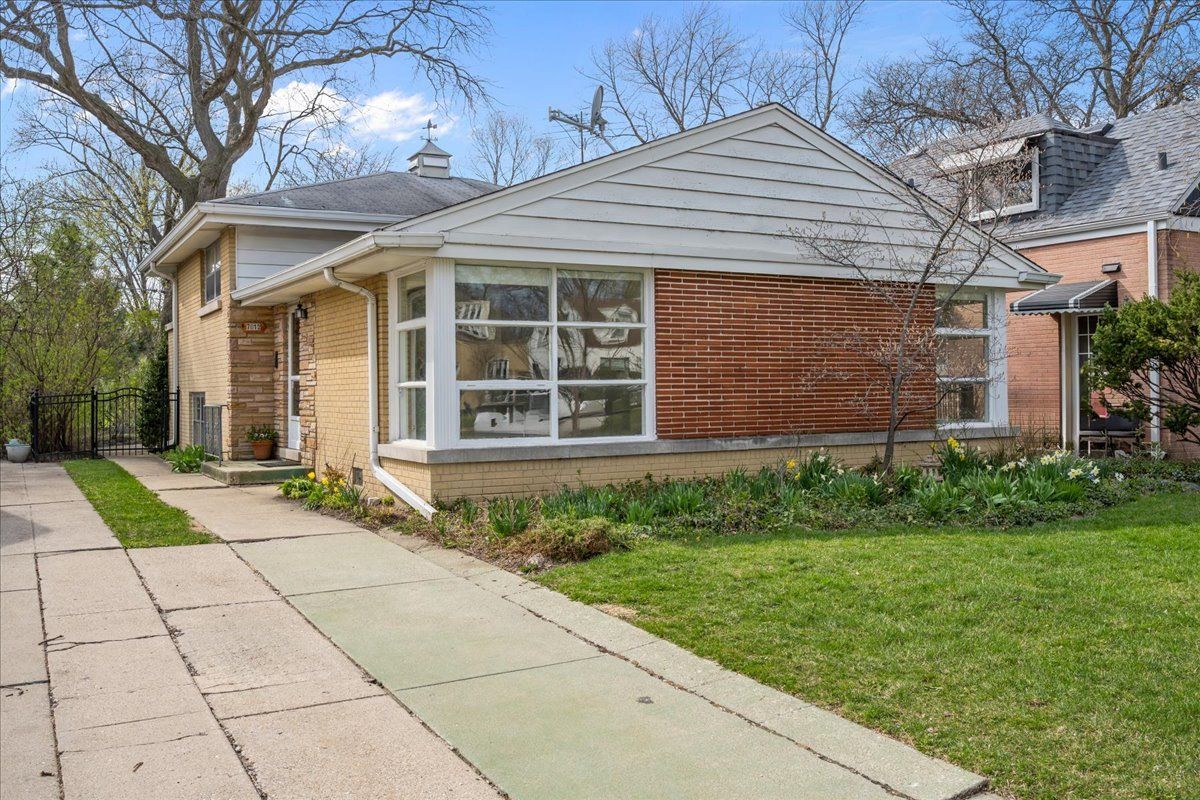 7012 N Kenton Avenue — Lincolnwood, IL 60712