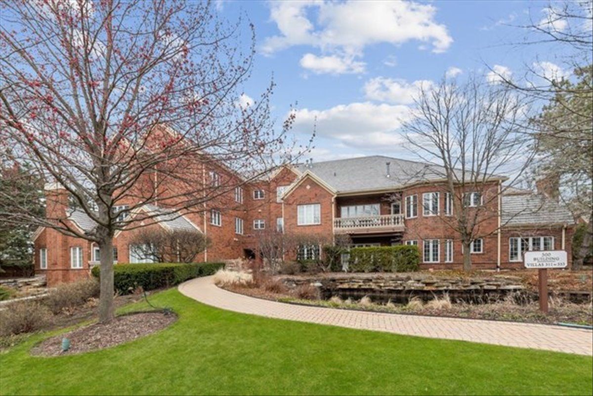 332 Regent Wood Road #332 — Northfield, IL 60093