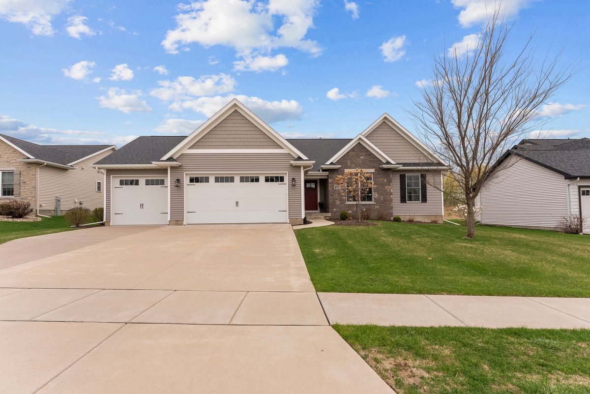 4937 Lakeside Drive, Bettendorf, IA 52722