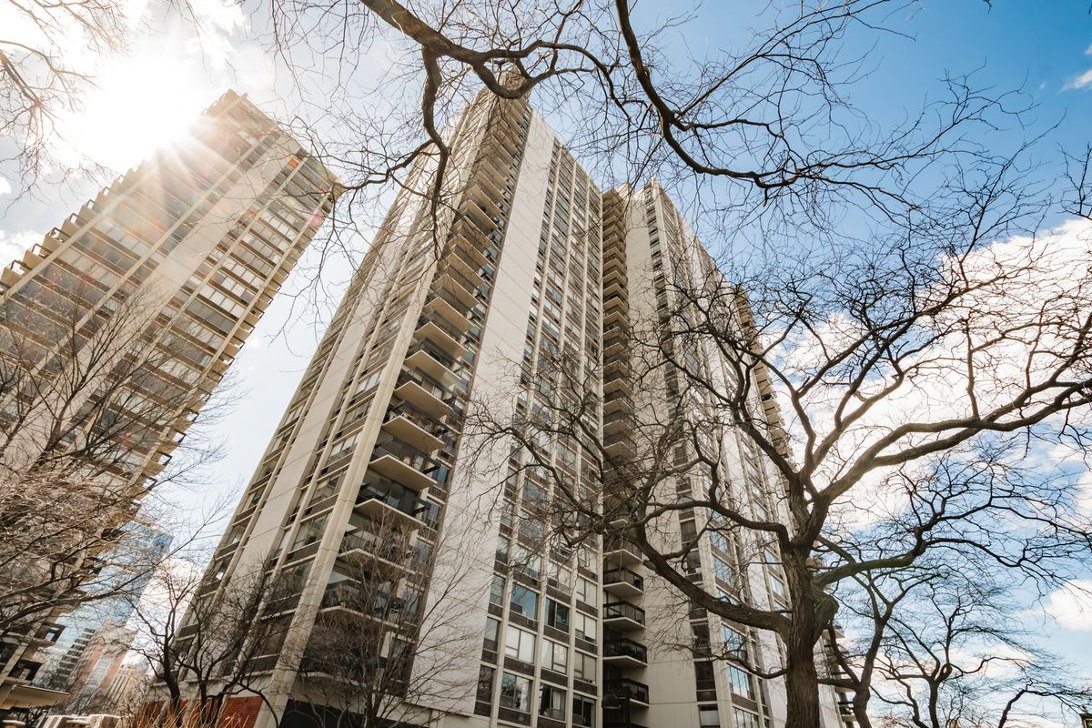 1360 Sandburg Terrace, Chicago, IL 60610