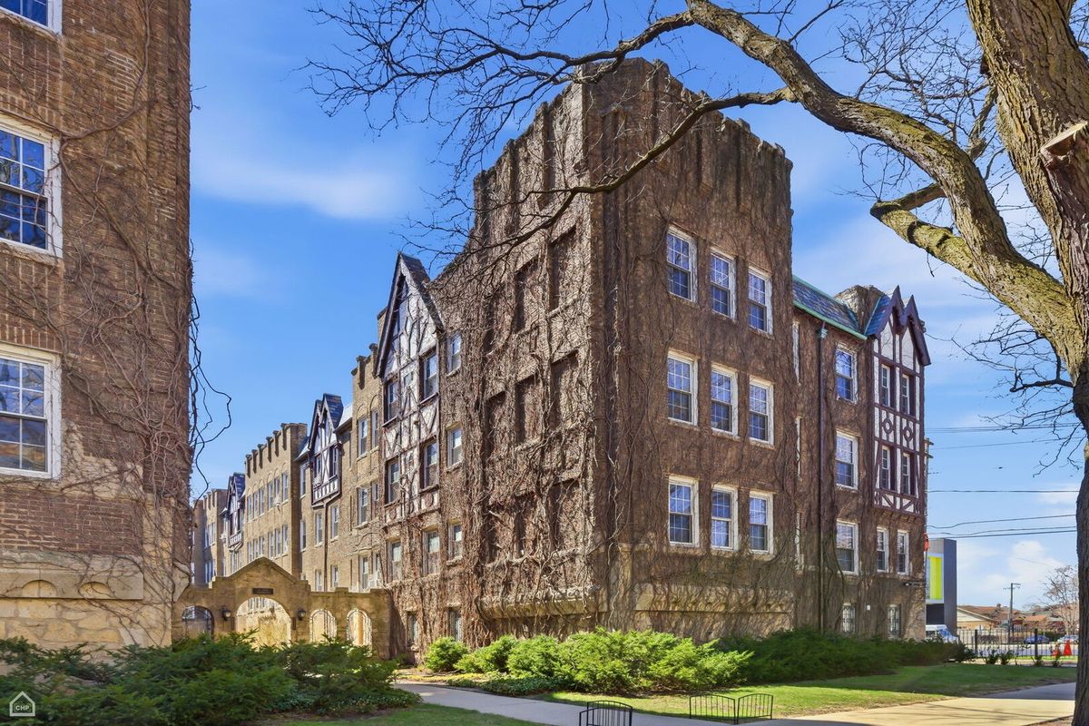 2331 Farwell Avenue, Chicago, IL 60645