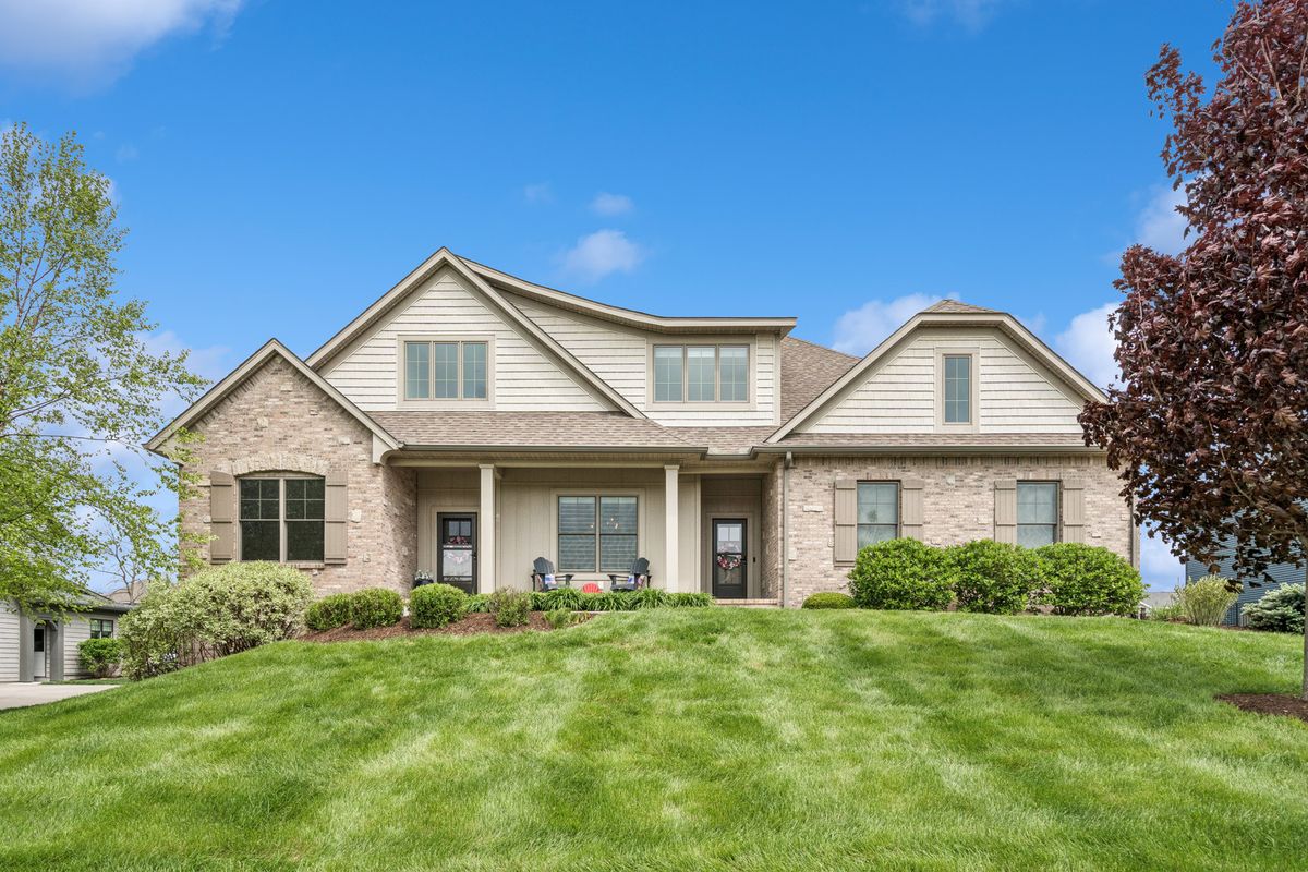 6858 Grover Station, Bettendorf, IA 52722