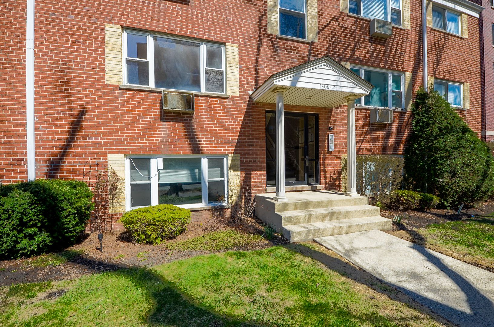1308 Perry Street #B — Des Plaines, IL 60016