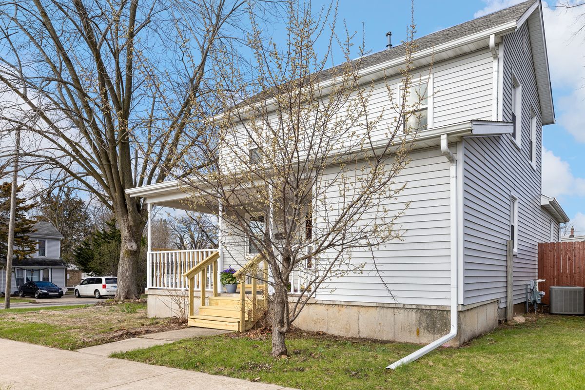 128 S 8th Street, Rochelle, IL 61068