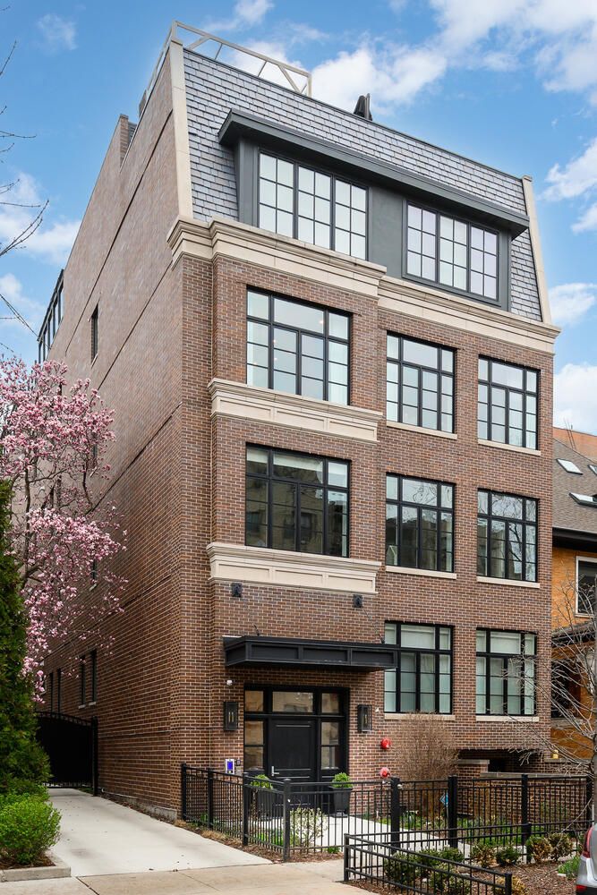 454 W Barry Avenue #3 — Chicago, IL 60657