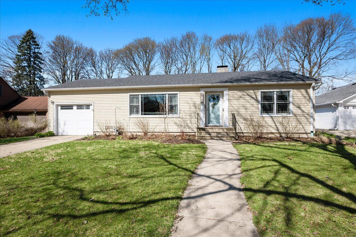 612 Illinois Street — Geneva, IL 60134