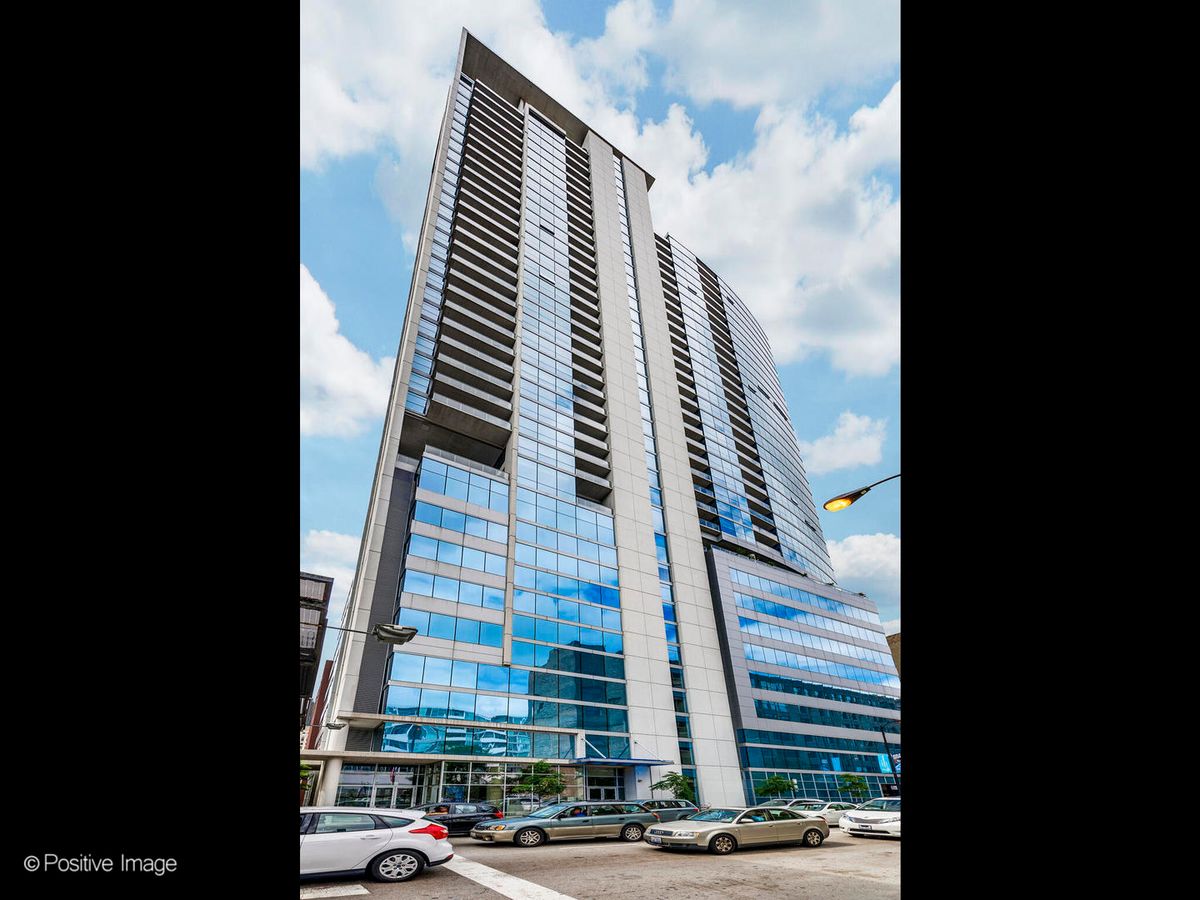 303 Ohio Street, Chicago, IL 60654