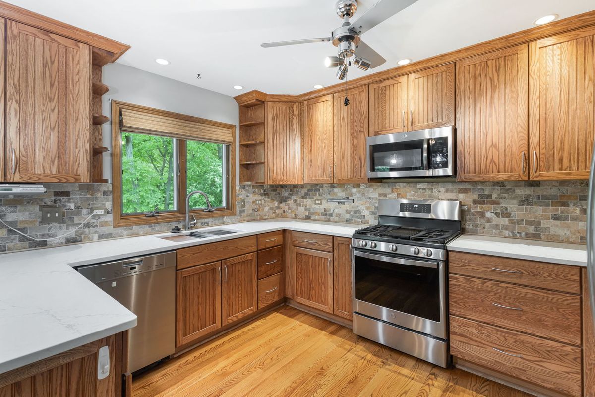 9045 ARCHER Avenue, Willow Springs, IL 60480