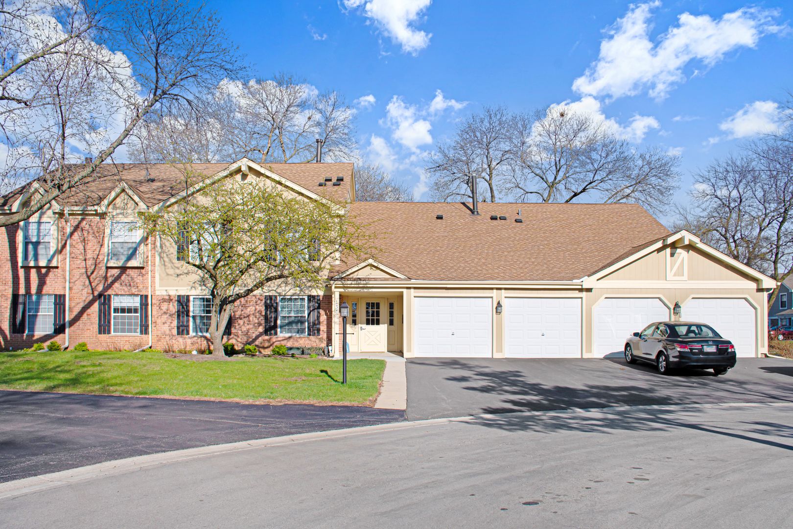 136 Wolcott Court #N1 — Schaumburg, IL 60193