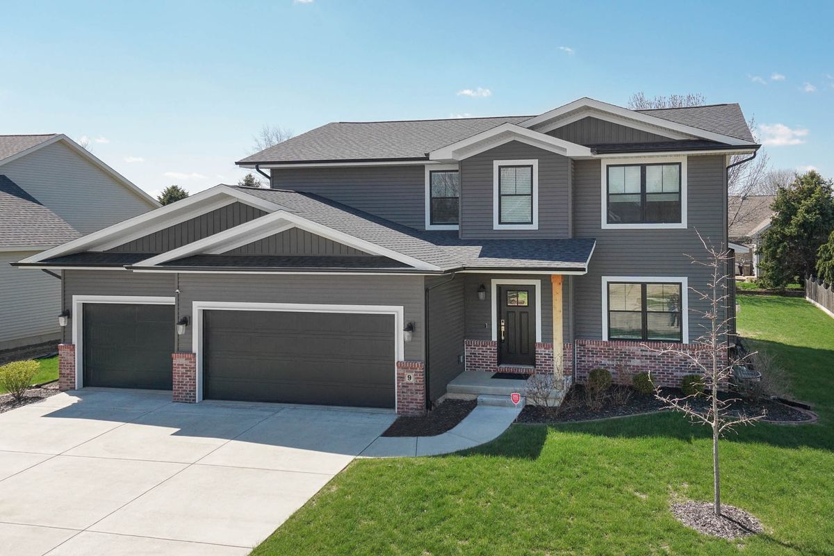 9 Brookstone Circle, Bloomington, IL 61704