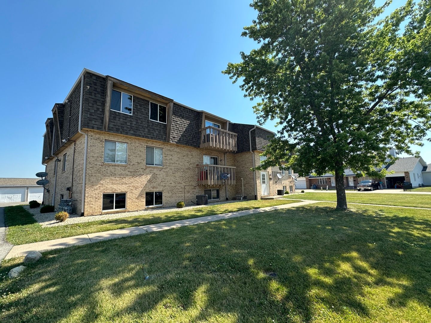 2390 Bicentennial Avenue #4 — Crest Hill, IL 60403