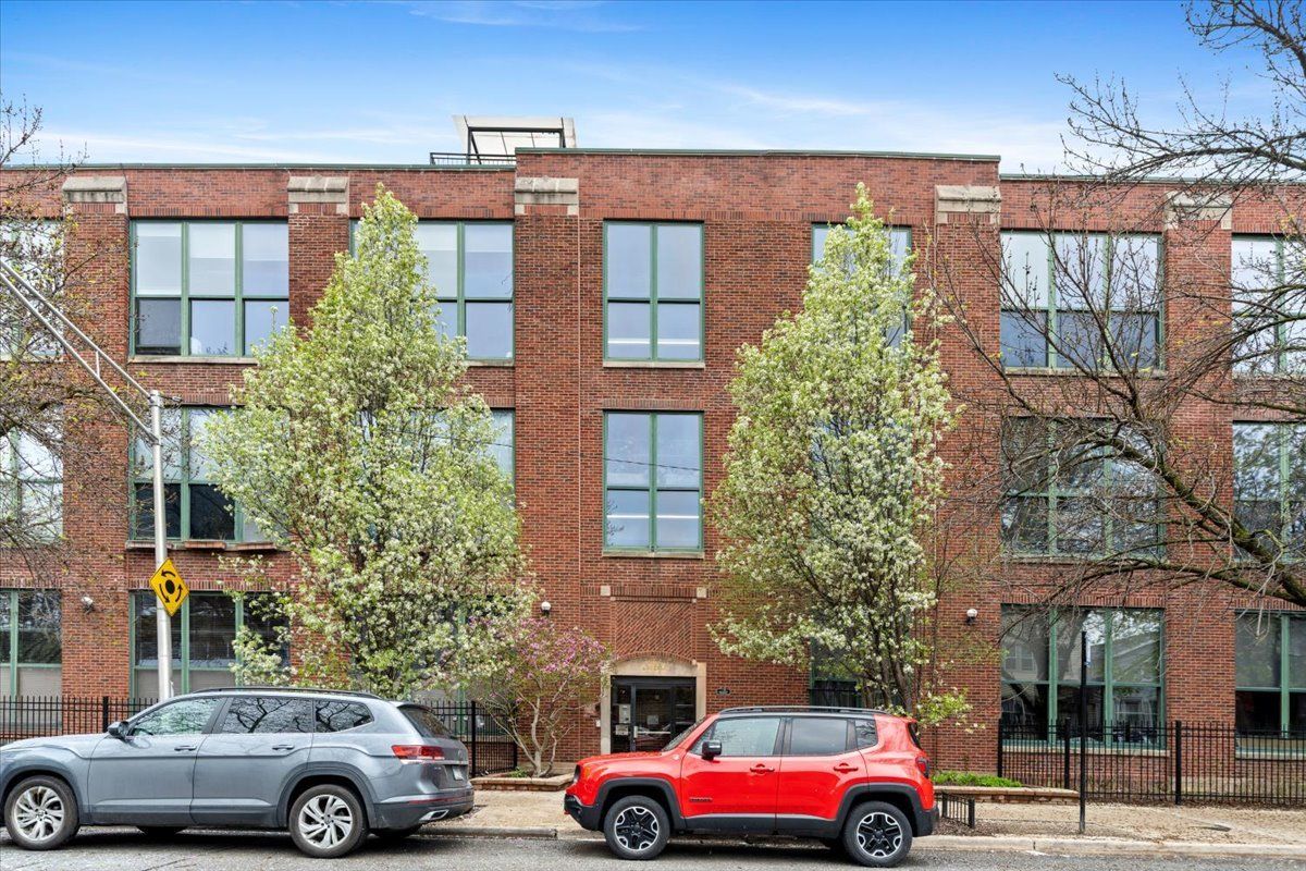 2650 W BELDEN Avenue #215 — Chicago, IL 60647