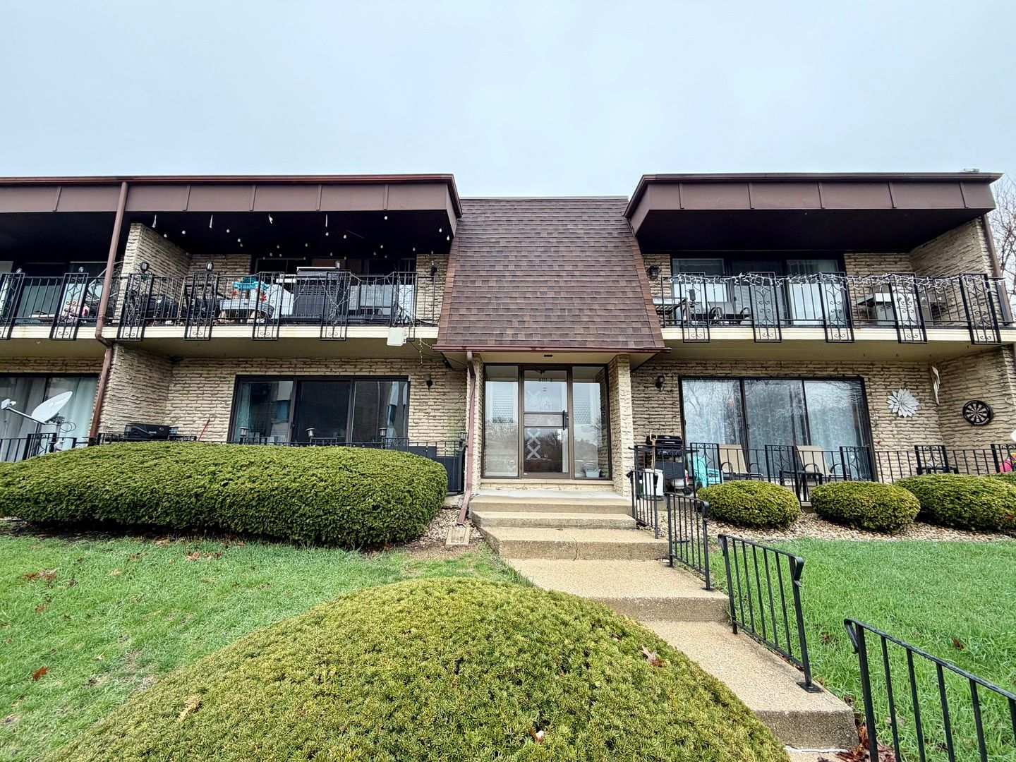 9111 S Roberts Road #8A — Hickory Hills, IL 60457