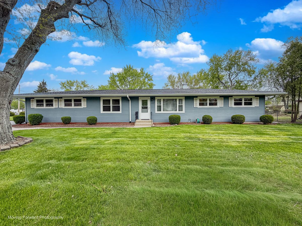 1402 Oakwood Court, McHenry, IL 60050