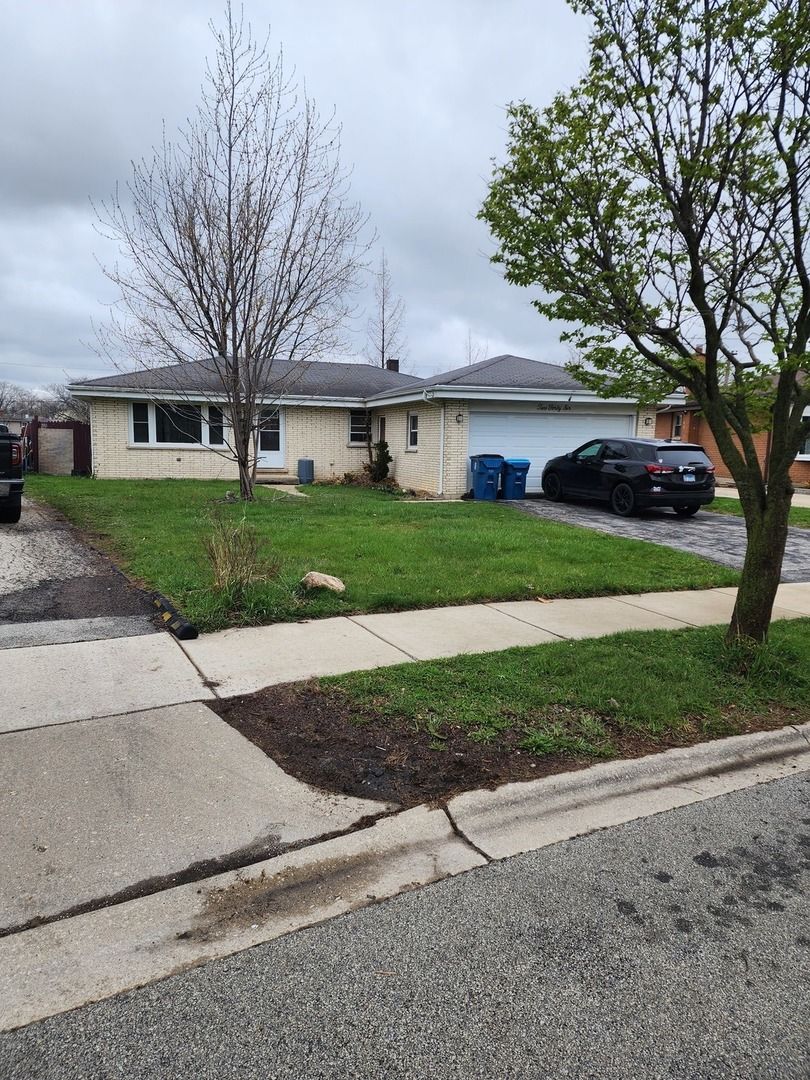 246 W Parkview Drive — Addison, IL 60101