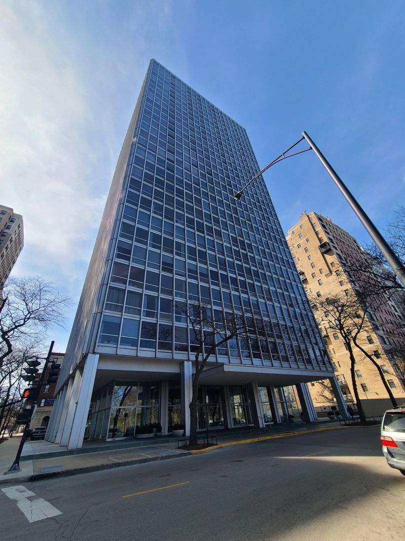 2400 Lakeview Avenue, Chicago, IL 60614