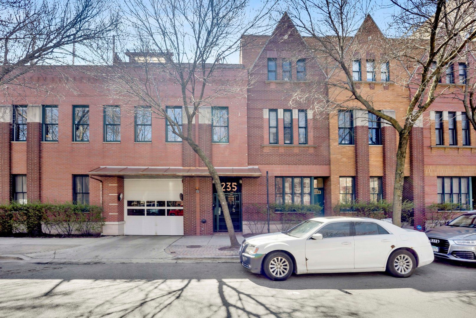 1235 W George Street #110 — Chicago, IL 60657