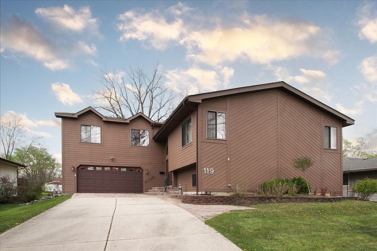 119 Salem Drive S — Schaumburg, IL 60193