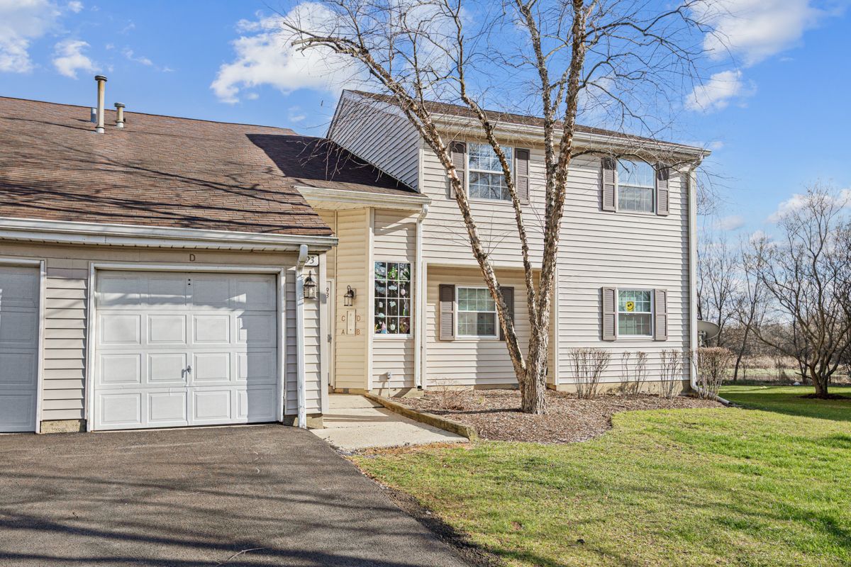 93 N Victoria Lane #D — Streamwood, IL 60107