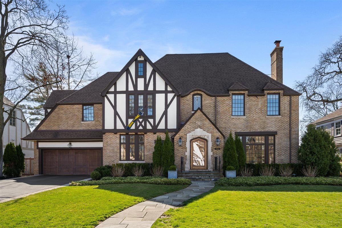 562 Earlston Road — Kenilworth, IL 60043